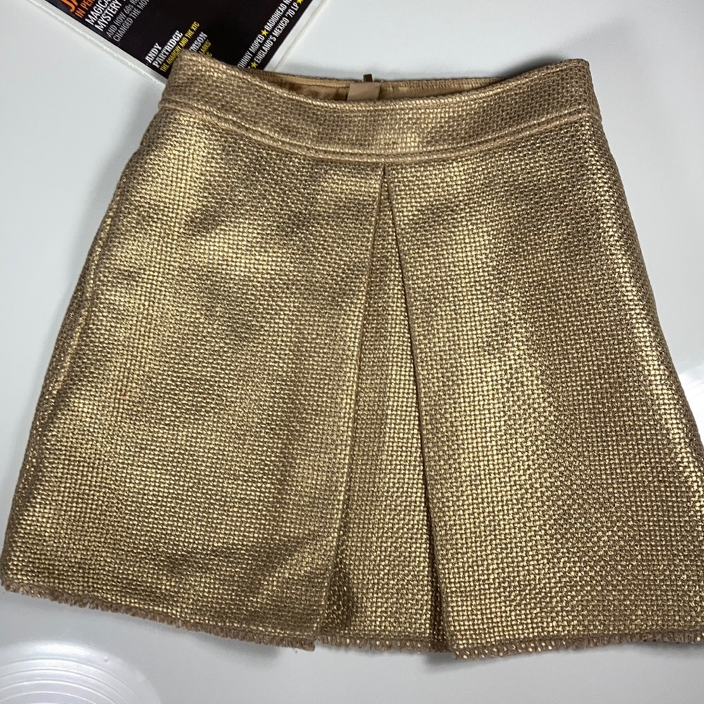 BR Gold Metallic, Structured, Woven Mini Skirt with Pockets!